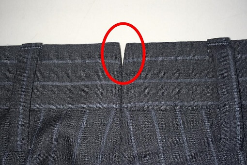 画像のように「ベルト部・背面の中央にカット加工がされている」場合、自動追加サービスに該当します。