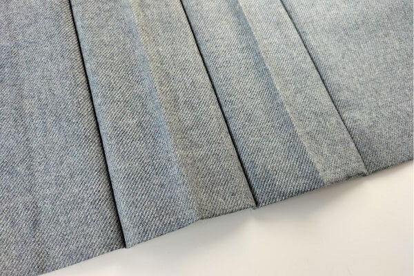 表から：「つまみステッチ」部分は深い溝のように見えます。